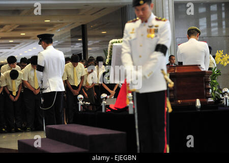 Singapur. 25. März 2015. Die Leute zahlen die letzte Ehre zu Singapurs ehemaliger Premierminister Lee Kuan Yew in Singapur Parliament House, 25. März 2015. Singapur ist Premierminister Lee Kuan Yew Gründung Sarg wurde Mittwoch übertragen von Sri Temasek, offizielle Residenz des Premierministers auf der Istana erdet, Parliament House, wo sein Körper im Zustand bis Samstag liegen wird. Bildnachweis: Dann Chih Wey/Xinhua/Alamy Live News Stockfoto