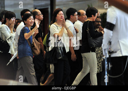 Singapur. 25. März 2015. Die Leute zahlen die letzte Ehre zu Singapurs ehemaliger Premierminister Lee Kuan Yew in Singapur Parliament House, 25. März 2015. Singapur ist Premierminister Lee Kuan Yew Gründung Sarg wurde Mittwoch übertragen von Sri Temasek, offizielle Residenz des Premierministers auf der Istana erdet, Parliament House, wo sein Körper im Zustand bis Samstag liegen wird. Bildnachweis: Dann Chih Wey/Xinhua/Alamy Live News Stockfoto