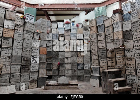 Der Doppelpunkt Friedhof oder Cristóbal Cementerio de Colón, gegründet 1876 in Havanna, beherbergt mehr als 800.000 Gräber und 1 Million Bestattungen. Nach drei Jahren sind Überreste aus den Gräbern entfernt, boxed und platziert in einer Lagerhalle. Stockfoto