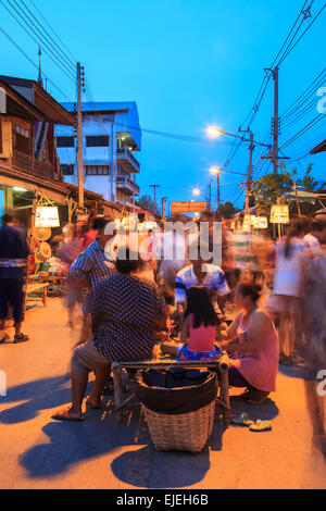 SUKHOTHAI, THAILAND - 4. Mai: Unidentified Touristen sind einkaufen und Speisen in Rim Yom 2437 Markt am 4. Mai 2013 in Sukhothai, Stockfoto