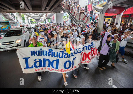 BANGKOK, THAILAND - 30 Juni: unbekannte Demonstranten, V für Thailand-Gruppe, Guy Fawkes Masken tragen Regierung Corruptio aus Protest Stockfoto