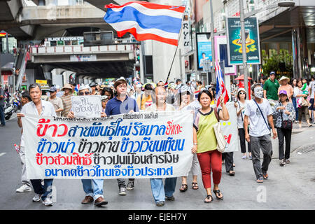 BANGKOK, THAILAND - 30 Juni: unbekannte Demonstranten, V für Thailand-Gruppe, Guy Fawkes Masken tragen Regierung Corruptio aus Protest Stockfoto