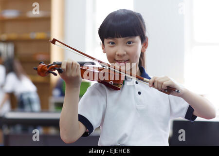 Grundschüler in der Violine Stockfoto