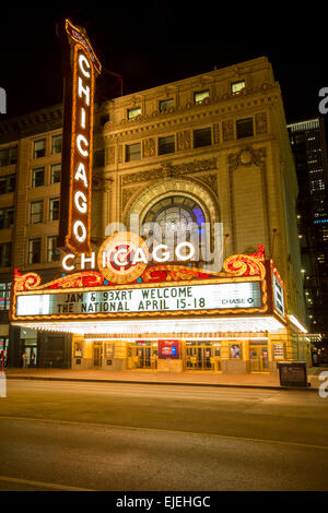 Chicago - April 17: Chicago Theater Leuchtreklame am 17. April 2014 in Chicago, IL. It'is ein Wahrzeichen-Theater befindet sich im North State Stockfoto