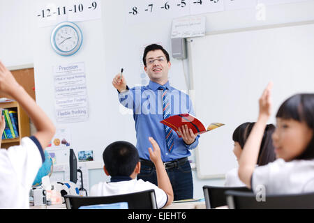 Die Lehrer und Schüler in der Klasse Stockfoto