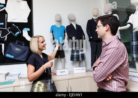 Der Lehrer ist mit Grundschule Schüler Eltern wählen Schuluniformen Stockfoto