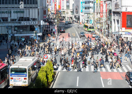 Tokio - Dezember 11:Pedestrians Kreuz an der Shibuya Kreuzung 11. Dezember 2013 in Tokio, Japan. Der Zebrastreifen ist eines der weltweit Stockfoto