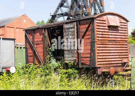 Normalspur belüftet van Eisenbahnwaggon warten auf Restaurierungsarbeiten am Astley grünes Zeche-Museum in der Nähe von Manchester. Stockfoto