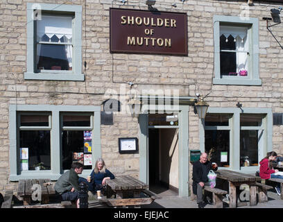 Menschen saßen vor der Schulter von Hammel-Pub in Hebden Bridge, West Yorkshire, England, UK Stockfoto