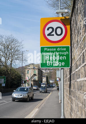 20 km/h Geschwindigkeit Beschränkung Schild mit rasenden Auto, Hebden Bridge, West Yorkshire, England, UK Stockfoto
