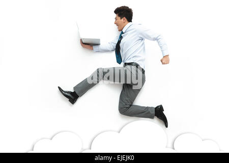 Business-Männer halten Laptop läuft auf einem weißen Hintergrund Stockfoto