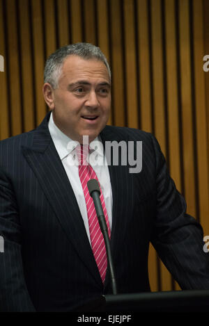 Canberra, Australien. 25. März 2015. Australian Treasurer Joe Hockey (C) spricht beim Start treffen der australischen China Business Council (ACBC) 2014 Australien-China Trade Report auf dem Parliament House in Canberra, Australien, 25. März 2015. Sagte am Mittwoch, Joe Hockey, ein früher Vertreter der Bank in Australien, Australien würde sein Bestes tun, um nächsten Dienstag Termin einzuhalten. Bildnachweis: Justin Qian/Xinhua/Alamy Live-Nachrichten Stockfoto