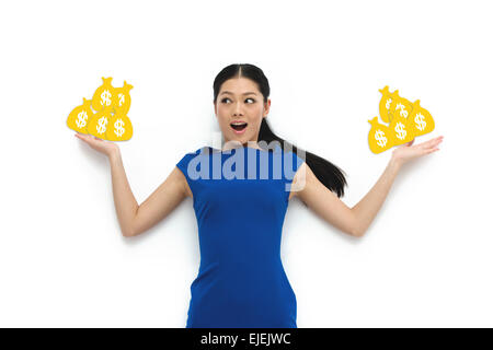 Junge Frau Hand hält den Geldbeutel Stockfoto
