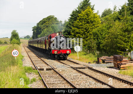 GIGGLESWICK, UK. 12. JULI 2014. Dampfzug 5972 "Olton Hall" posiert wie Hogwarts Schloss die Wizards Express Rail Tour zieht. Stockfoto