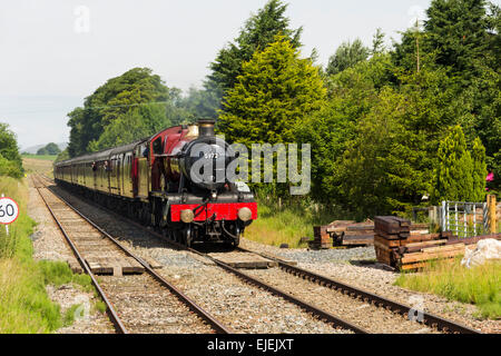 GIGGLESWICK, UK. 12. JULI 2014. Dampfzug 5972 "Olton Hall" posiert wie Hogwarts Schloss die Wizards Express Rail Tour zieht. Stockfoto