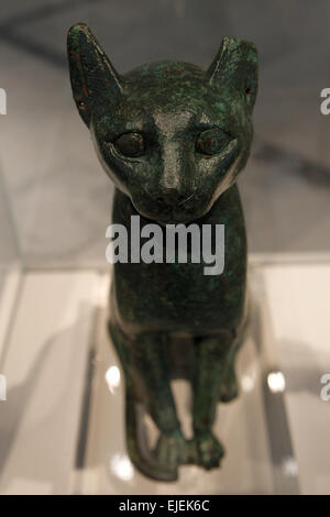 Bronze Katze Sarkophag Weihgabe Göttin Bastet. Antiquitäten, ausgewählt aus der unbekannten Welt der Lagerräume, einer achtern Stockfoto