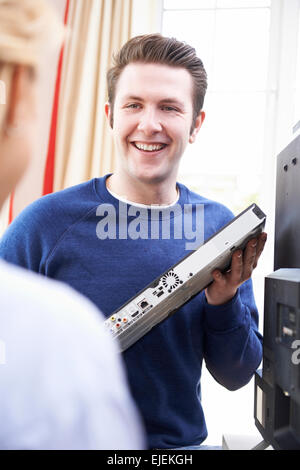 Ingenieur Beratung zur Installation von digitalen TV-Equipment Stockfoto
