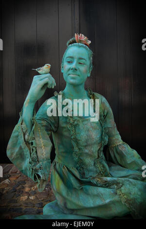 Porträt der lebenden Statue Teenager-Mädchen mit Hut halten kleine Singvogel Thorn Limburg Niederlande Stockfoto