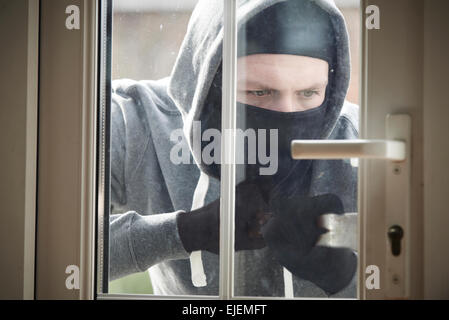 Einbrecher brechen in Haus durch zwingen Tür mit Brecheisen Stockfoto