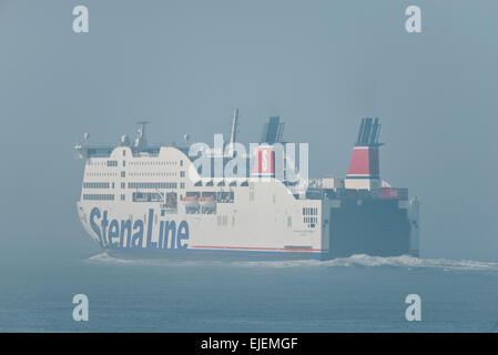 Stena Line Fähren Stena Abenteurer Schiff Holyhead Anglesey North Wales Uk irischen Meer Nebel Nebel Smog. Stockfoto