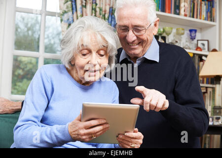 Älteres Paar mit Digital-Tablette zu Hause Stockfoto