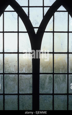 Fenster mit quadratischen Scheiben und gewölbte Rahmen mit Kondenswasser Blick auf cool Winterlandschaft verbleit Stockfoto