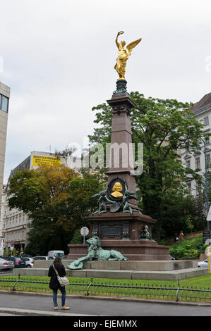 Liebenberg-Krieg-Denkmal mit einer Löwenpranke ruht auf dem Schild steht für die Niederlage der osmanischen Türken im Jahre 1683, Vienna. Stockfoto