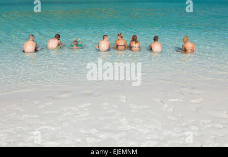 Eine Gruppe von jungen Männern und Frauen, die im Meer entspannen Stockfoto