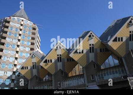 Kubuswoningen oder Cube Häuser aus den 1970er Jahren in Rotterdam, Niederlande, entworfen vom niederländischen Architekten Piet Blom Stockfoto