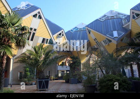 Kubuswoningen oder Cube Häuser aus den 1970er Jahren in Rotterdam, Niederlande, entworfen vom niederländischen Architekten Piet Blom Stockfoto