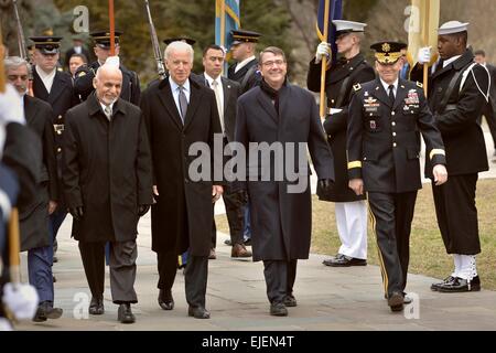 US-Vizepräsident Joe Biden zusammen mit Verteidigungsminister Ash Carter und afghanischen Präsidenten Ashraf Ghani auf das Grab des unbekannten Soldaten vor einer Verlegung Kranzniederlegung auf dem Arlington National Cemetery 24. März 2015 in Arlington, Virginia geht. Stockfoto