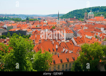 Prager Panorama mit Sityscape gotische und barocke Kirchen, rote Dächer (Tschechische Republik) Stockfoto