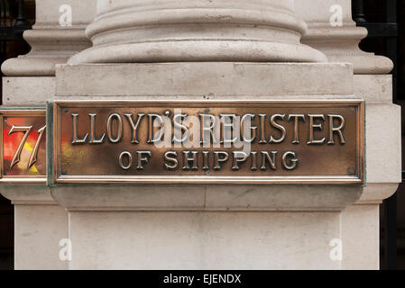 Eine Messingplakette am Eingang zum Lloyd's Register of Shipping in Fenchurch Street, City of London. Stockfoto