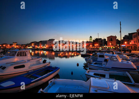 Vodice Altstadt bei Nacht. Touristische Destination in Kroatien Stockfoto