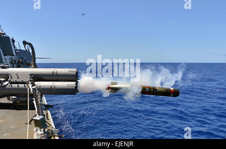 Ein uns Navy MK 54 Lightweight Hybrid dummy Torpedo startet von der Arleigh-Burke-Klasse geführte Flugkörper Zerstörer USS Lassen während des Trainings Multi-Segel 23. März 2015 aus die Küste von Guam. (Foto: MCS1 Martin Wright) Stockfoto