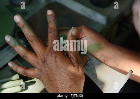 Indien, Rajasthan, Jaipur, Juwelier, Beinen auf Halbedelsteine Stockfoto