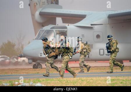 US Air Force Pararescue Jumper und Bekämpfung der Rettung Offiziere aus dem 920th Flügel der Rettung führen gemeinsame Ausbildung mit der 7th Special Forces Group bei der Guardian Center Schulungseinrichtung 11. März 2015 in Perry, Georgia. Stockfoto