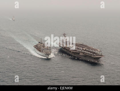 U.S. Navy nuklearen Flugzeugträger USS Carl Vinson und das Military Sealift Command bekämpfen Unterstützung Schiff USNS Rainier im Gange nach einem Nachschub auf See 18. März 2015 in das Arabische Meer. Die Gruppe ist für Betrieb innewohnende lösen markante Ziele im Irak und in Syrien eingesetzt. Stockfoto