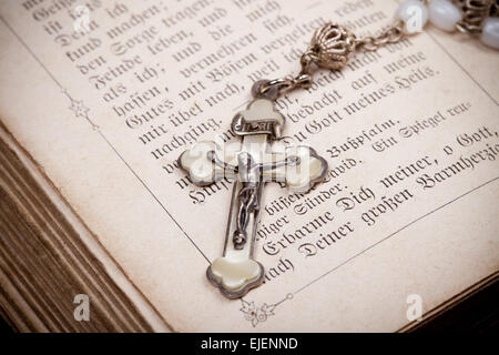 Kruzifix mit Silber Jesus und Buchstaben auf der Bibel Stockfoto