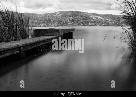 Concret Pier Landschaft des Anguix Reservoir, Guadalajara, Spanien Stockfoto