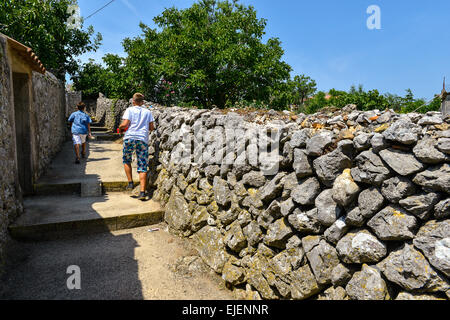 Kroatien Cres Insel Cres Stadt Trockenmauern im Zentrum Stadt Stockfoto