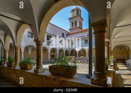 Kroatien Cres Insel Cres town14th Jahrhundert Kloster und Kirche des Heiligen Franziskus den externen Kreuzgang Stockfoto