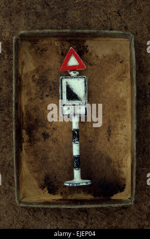 Führen Sie Modell der Vintage British Roadsign rotes Dreieck mit schwarzen und weißen Dreieck mit steilen Hügel Warnung Stockfoto