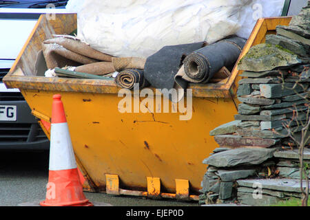 Nahaufnahme des gelben überspringen voller Müll und Hausmüll Stockfoto