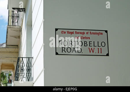 Straßenschild für Portobello Road im Stadtteil Notting Hill des Royal Borough of Kensington und Chelsea Stockfoto