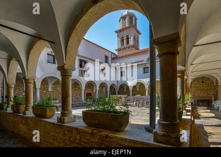 Kroatien Cres Insel Cres town14th Jahrhundert Kloster und Kirche des Heiligen Franziskus den externen Kreuzgang Stockfoto