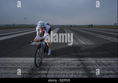 Zeitfahren Strava (Zeitfahren Für Jedermann). 21.03.2015 in Berlin-Tempelhof. Foto: Philipp Hympendahl Stockfoto