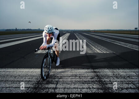 Zeitfahren Strava (Zeitfahren Für Jedermann). 21.03.2015 in Berlin-Tempelhof. Foto: Philipp Hympendahl Stockfoto