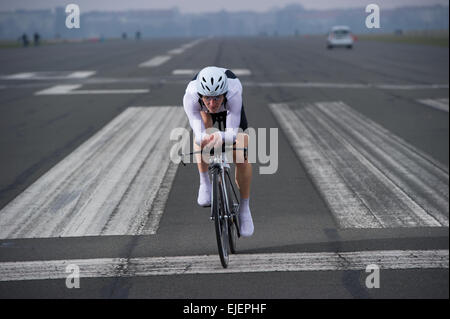 Zeitfahren Strava (Zeitfahren Für Jedermann). 21.03.2015 in Berlin-Tempelhof. Foto: Philipp Hympendahl Stockfoto