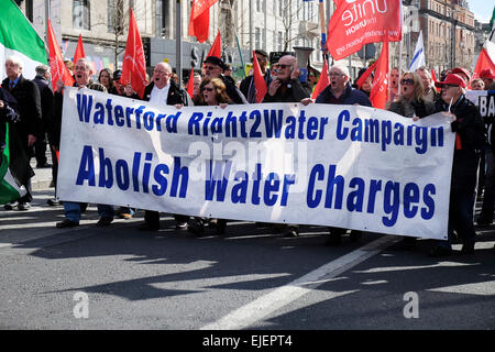 Wasser-Gebühren abschaffen Banner am Anti-Wasser lädt Proteste März in O'Connell Street Dublin Irland im April 2015 Stockfoto